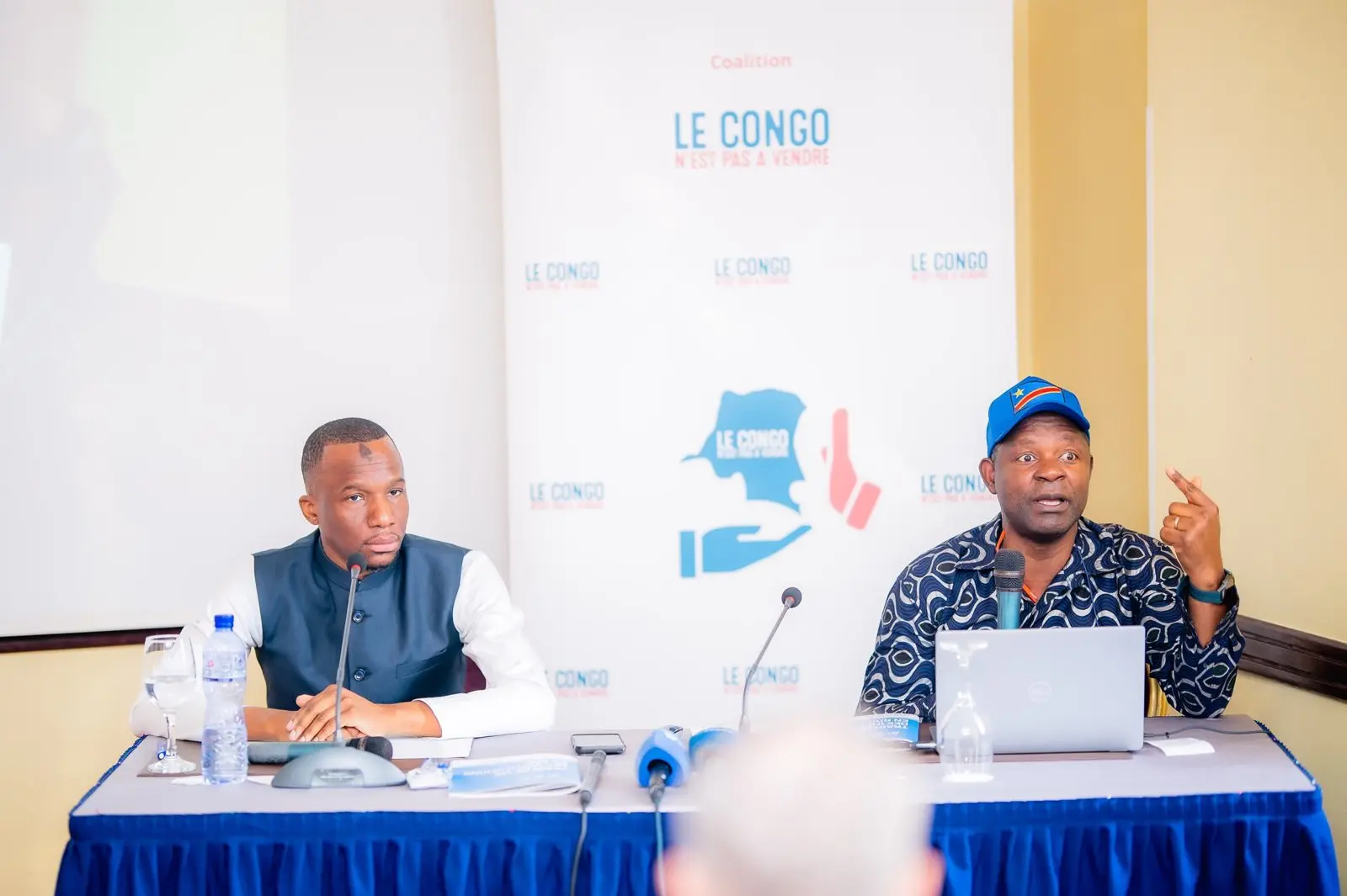Un intervenant de la coalition Le Congo n'est pas à vendre s'adresse à la salle