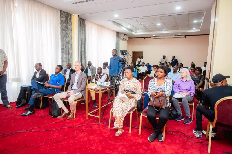 Journalistes, membres de la société civile et représentants de missions diplomatiques assis dans la salle Salonga