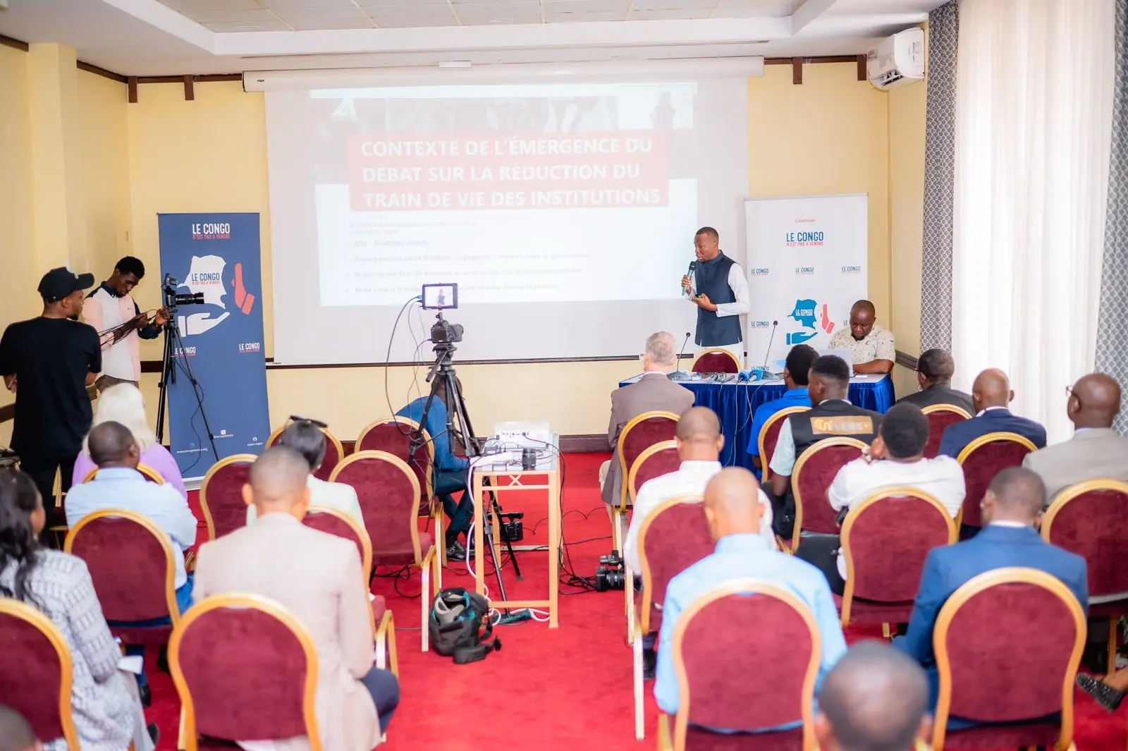 Présentation du rapport «&nbsp;Train de vie des institutions en RDC&nbsp;» dans la salle Salonga de l'hôtel Memling, à Kinshasa